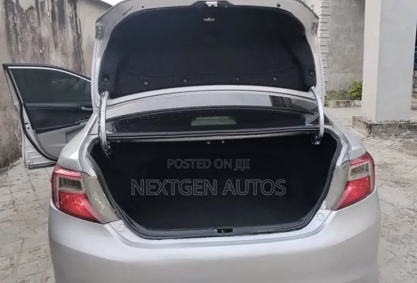 Toyota Camry SE 4dr Sedan (2.5L 4cyl 6A) 2013 Silver