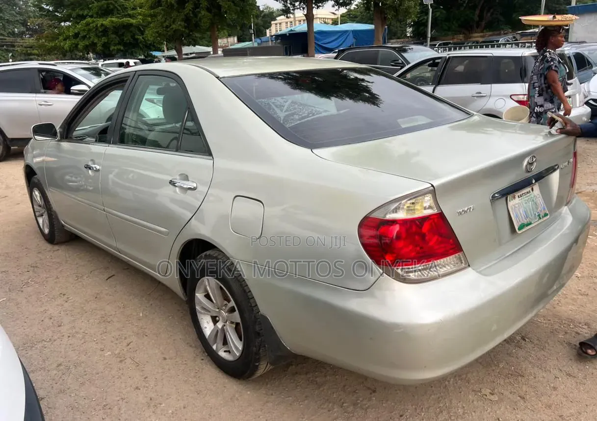 Toyota Camry LE 4dr Sedan (2.4L 4cyl 5A) 2005 Silver