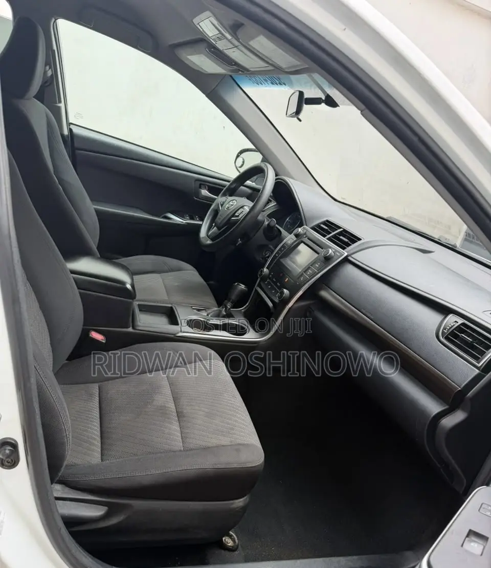Toyota Camry LE 4dr Sedan (2.5L 4cyl 6A) 2017 White
