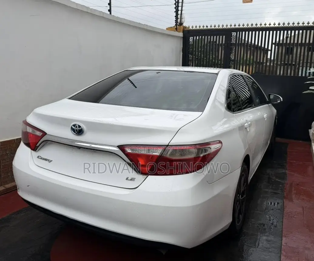 Toyota Camry LE 4dr Sedan (2.5L 4cyl 6A) 2017 White