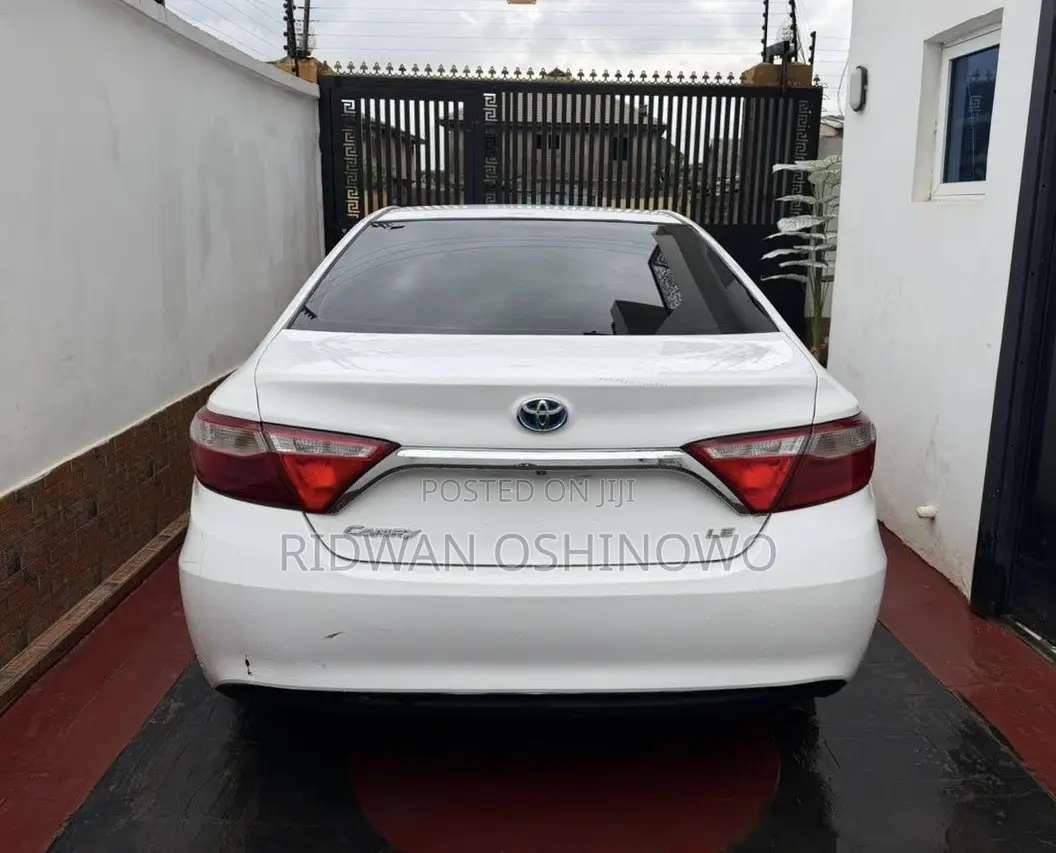 Toyota Camry LE 4dr Sedan (2.5L 4cyl 6A) 2017 White