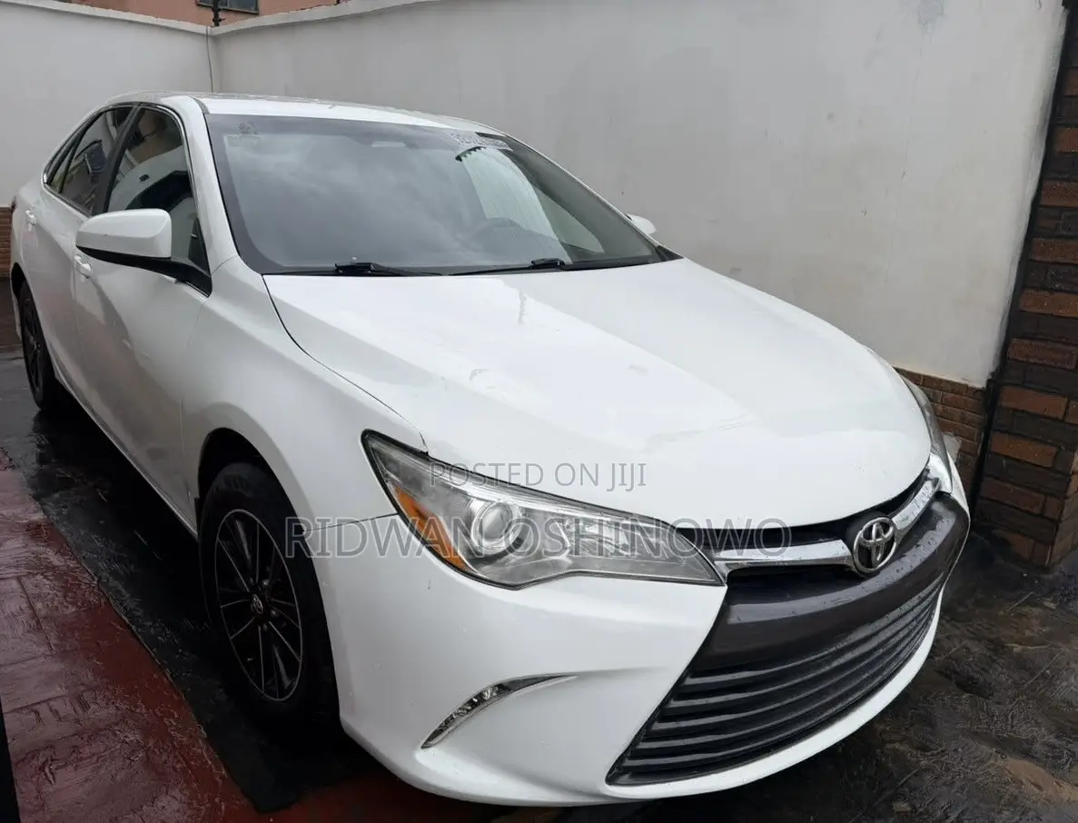 Toyota Camry LE 4dr Sedan (2.5L 4cyl 6A) 2017 White