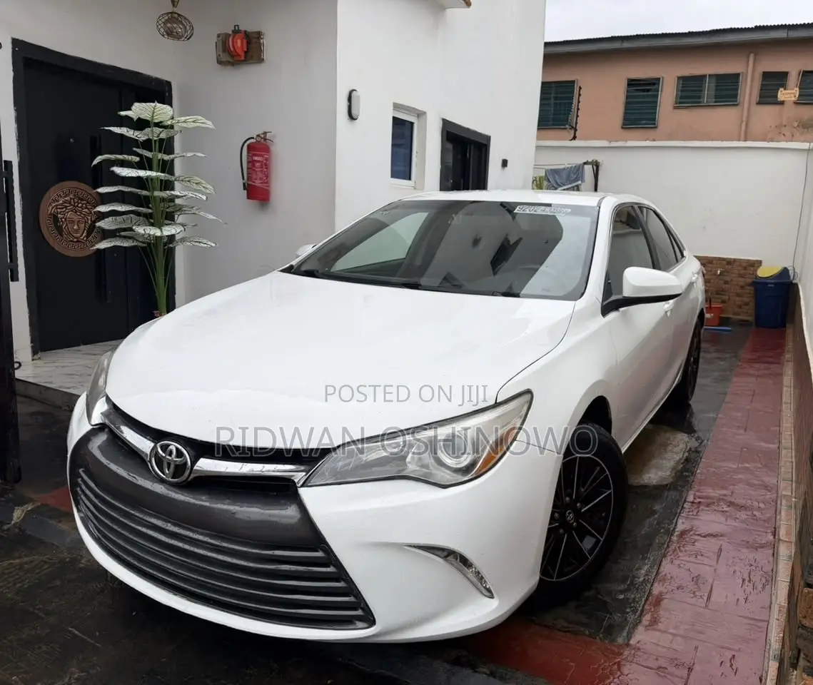 Toyota Camry LE 4dr Sedan (2.5L 4cyl 6A) 2017 White