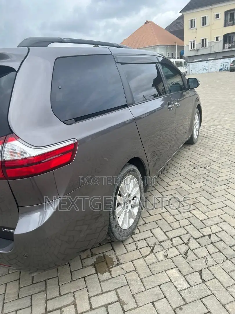 Toyota Sienna Limited 7 Passenger (3.5L 6cyl 6A) 2016 Gray