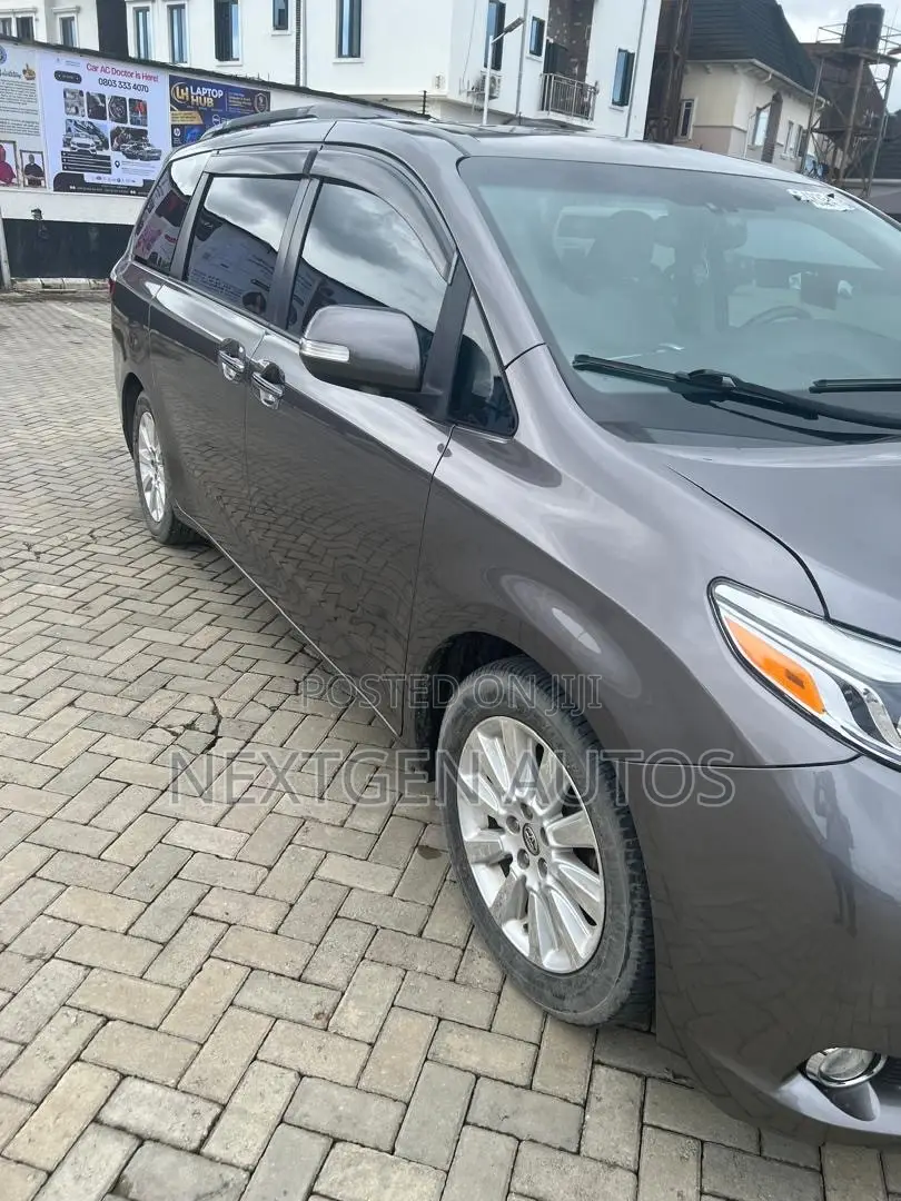 Toyota Sienna Limited 7 Passenger (3.5L 6cyl 6A) 2016 Gray