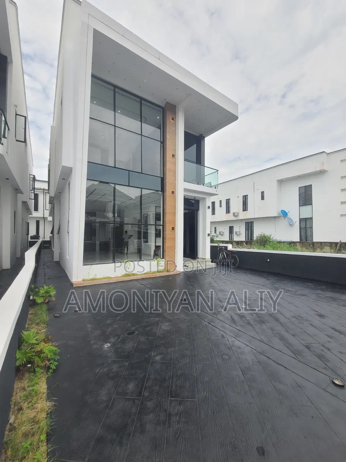 5bdrm Duplex in Megamond Estate, Ikota for sale