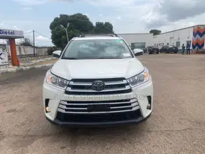 Toyota Highlander XLE 4x4 V6 (3.5L 6cyl 8A) 2018 White