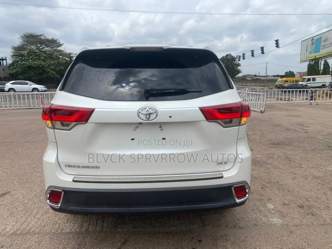Toyota Highlander XLE 4x4 V6 (3.5L 6cyl 8A) 2018 White