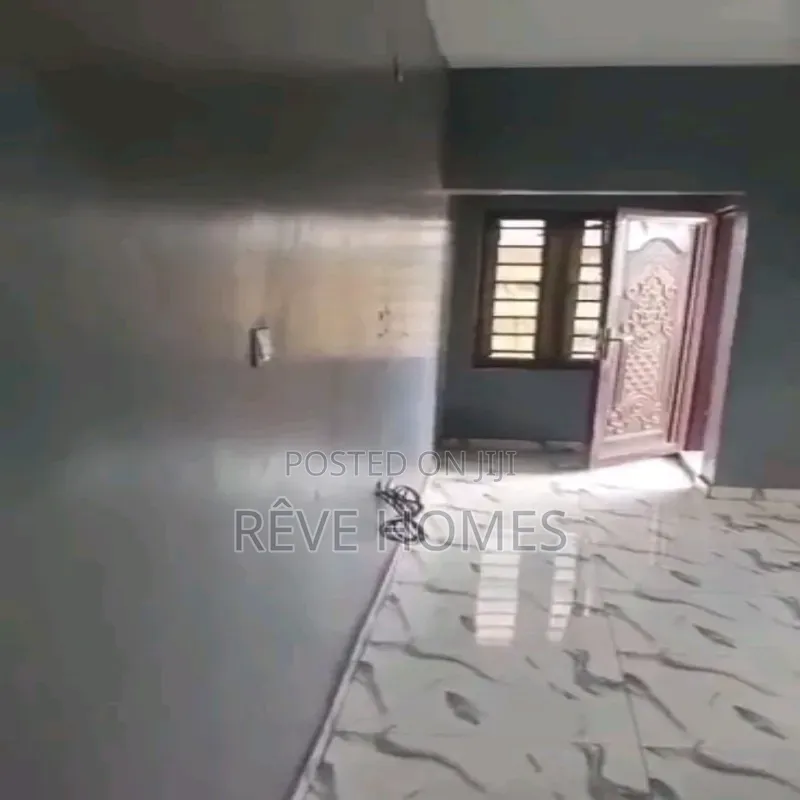 2bdrm Block of Flats in Adekunle for rent