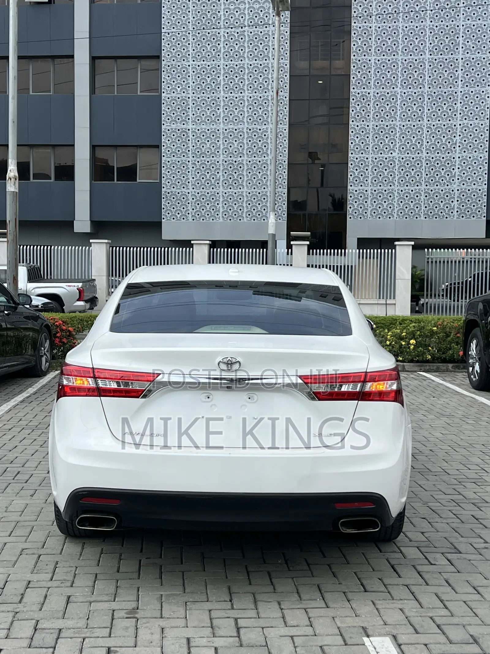 Toyota Avalon XLE 4dr Sedan (3.5L 6cyl 6A) 2014 White