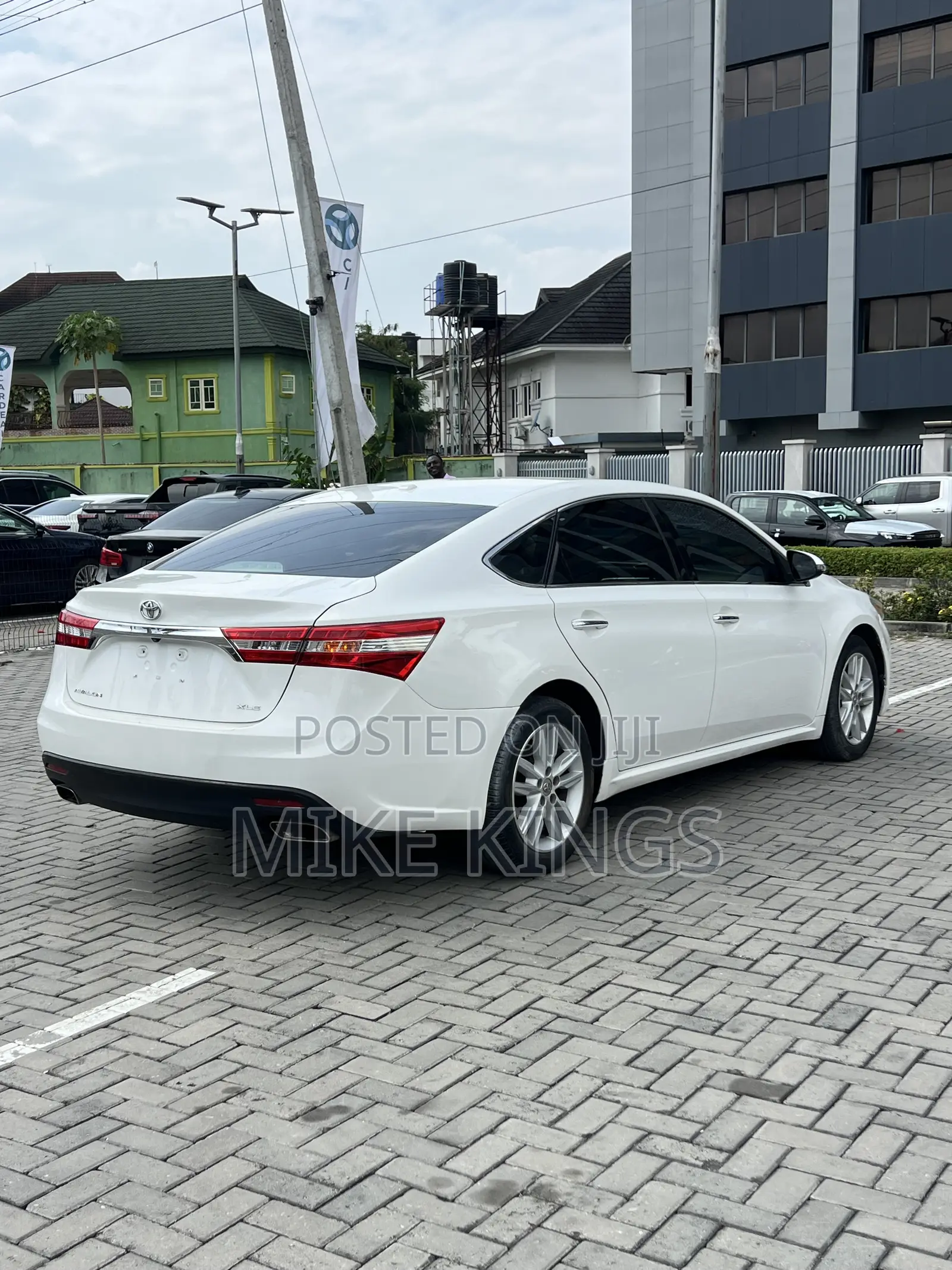 Toyota Avalon XLE 4dr Sedan (3.5L 6cyl 6A) 2014 White
