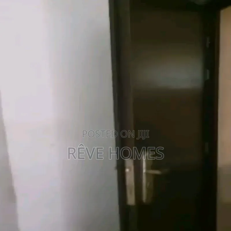 3bdrm Block of Flats in Soluyi for rent