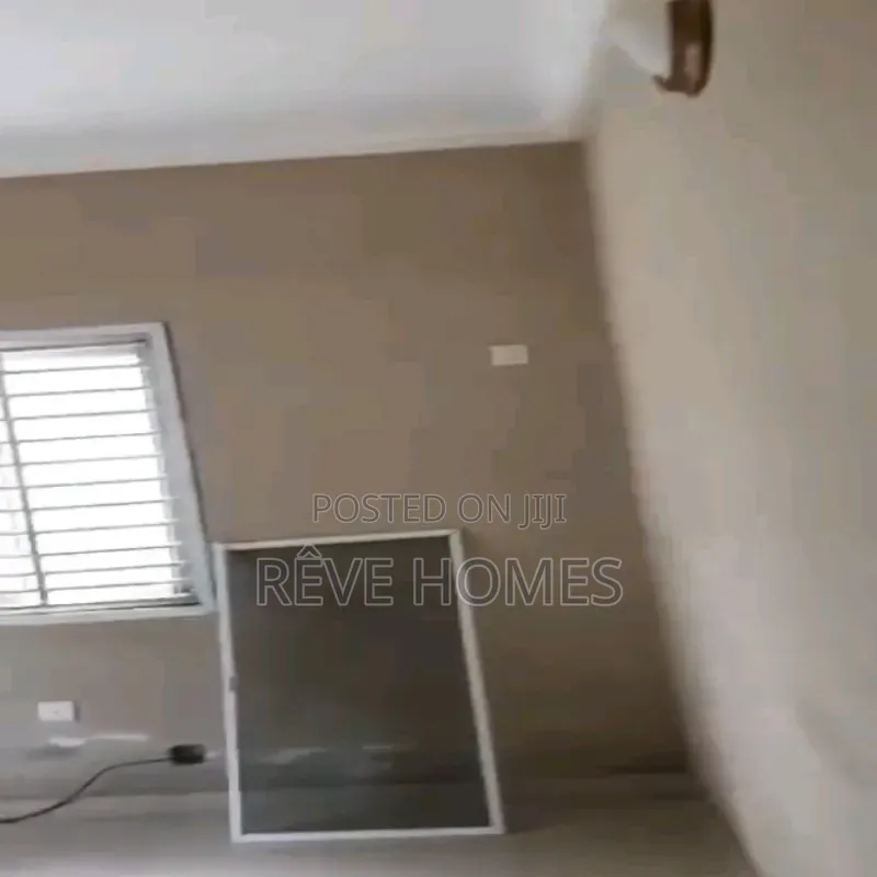 3bdrm Block of Flats in Soluyi for rent