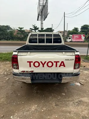Toyota Hilux 2022 White