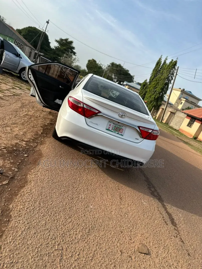 Toyota Camry SE 4dr Sedan (2.5L 4cyl 6A) 2016 White