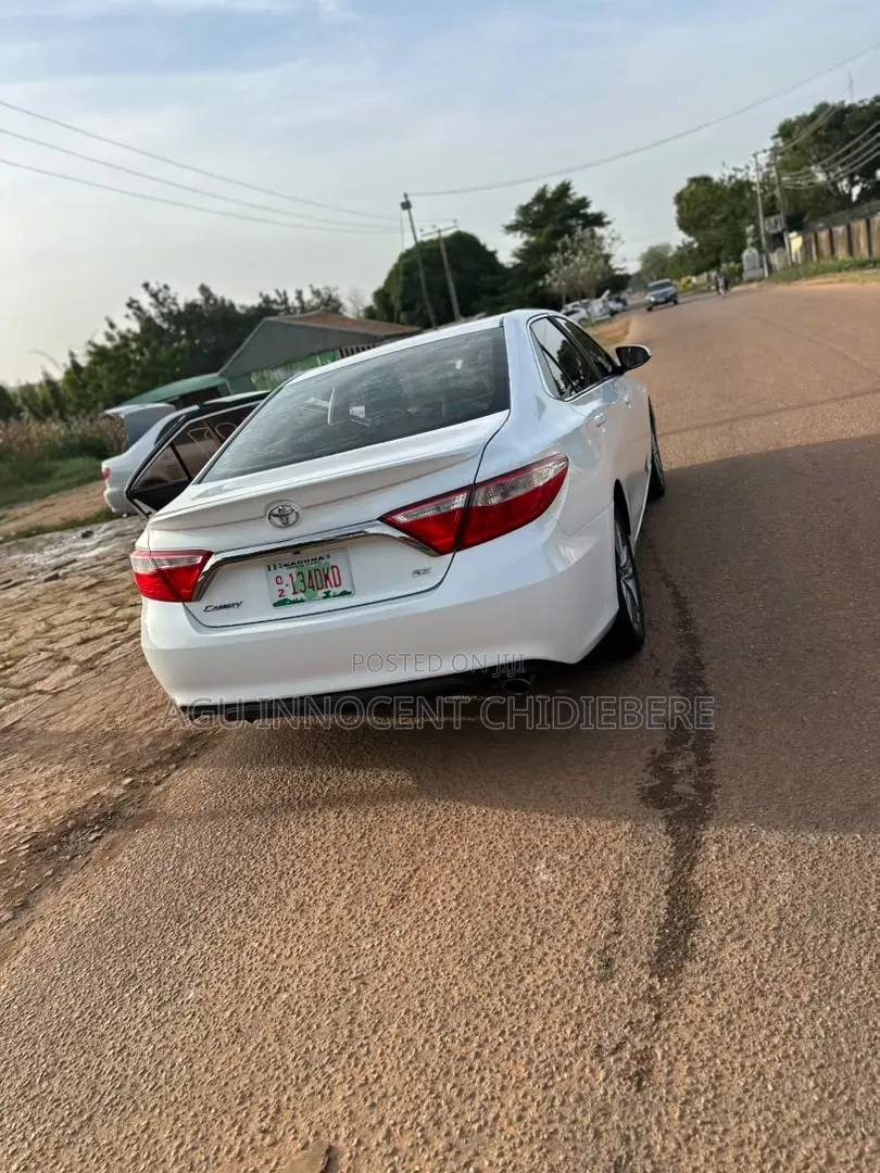 Toyota Camry SE 4dr Sedan (2.5L 4cyl 6A) 2016 White