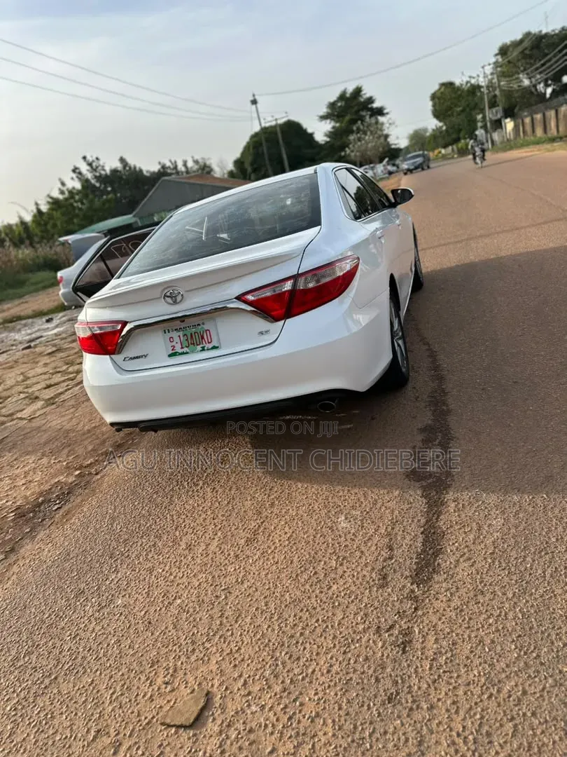 Toyota Camry SE 4dr Sedan (2.5L 4cyl 6A) 2016 White