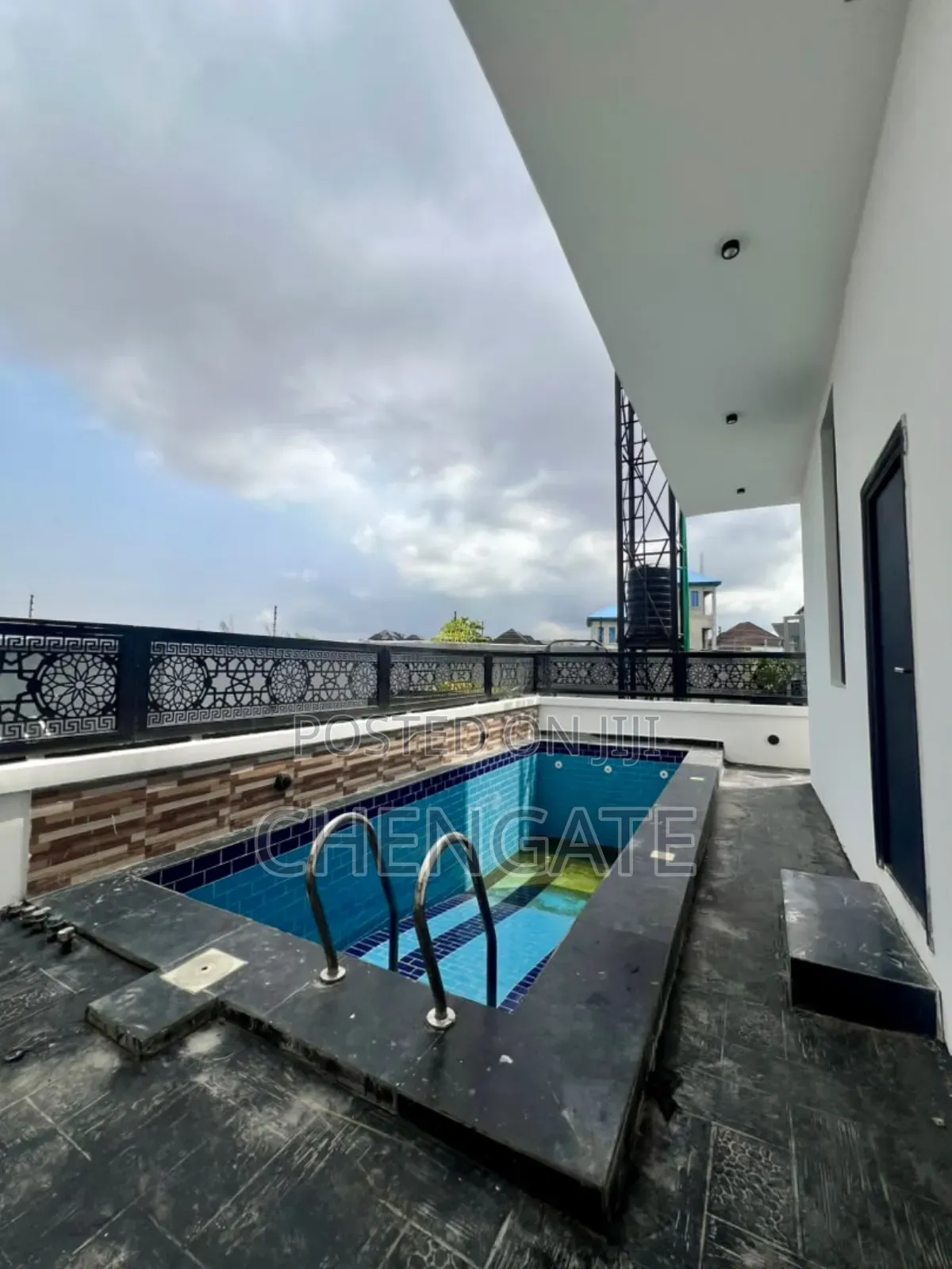 5bdrm Duplex in Chevron for sale