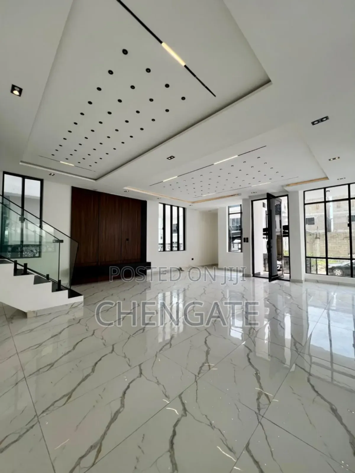 5bdrm Duplex in Chevron for sale