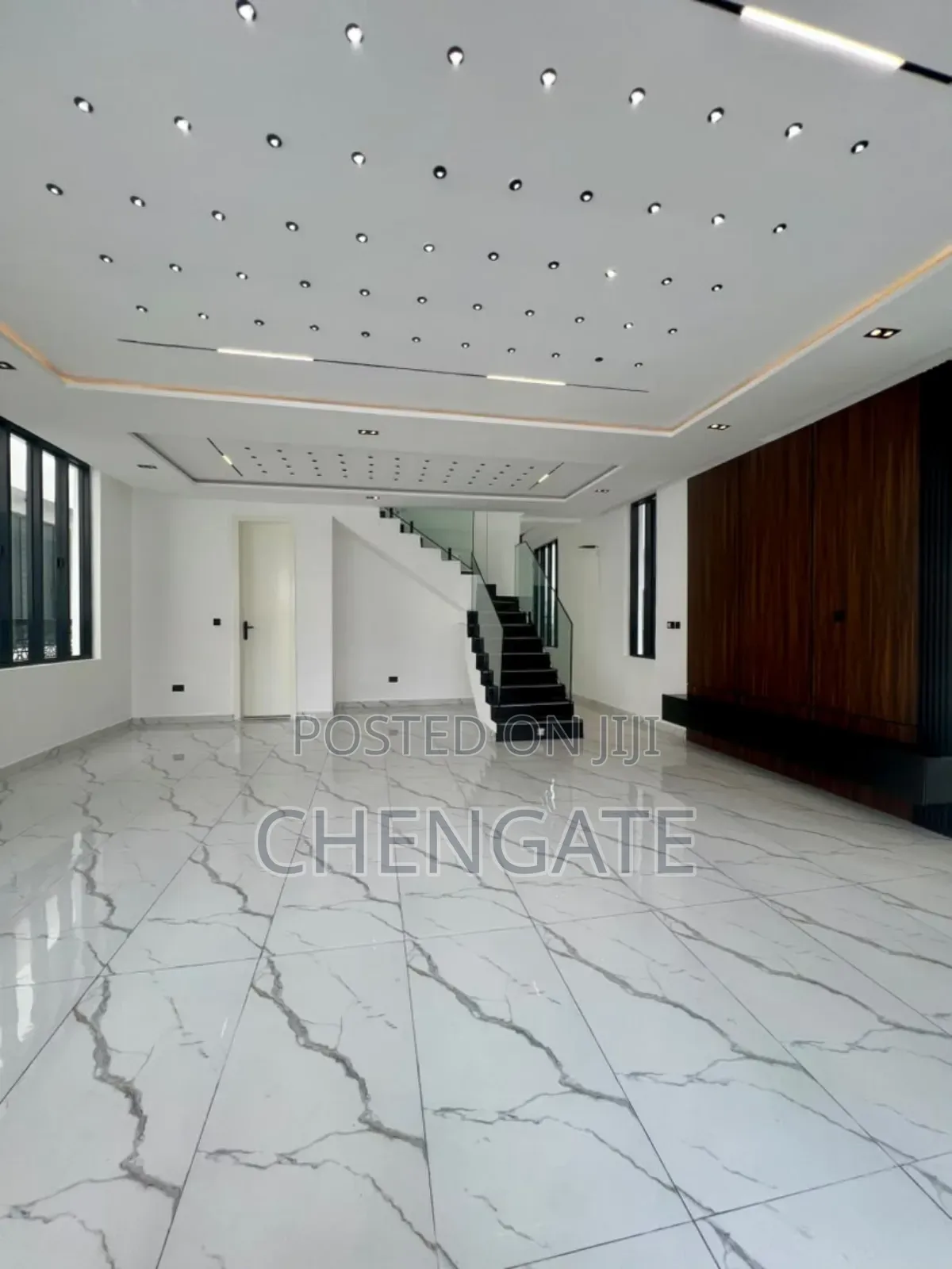 5bdrm Duplex in Chevron for sale