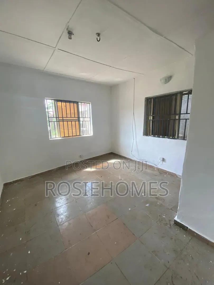 2bdrm Block of Flats in Abeda, Lakowe for rent