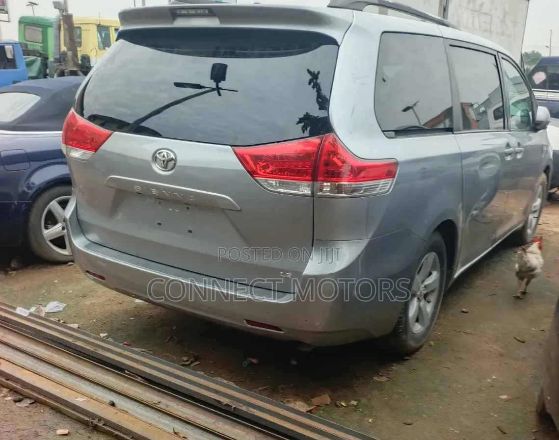 Toyota Sienna LE 8 Passenger 2012 Silver