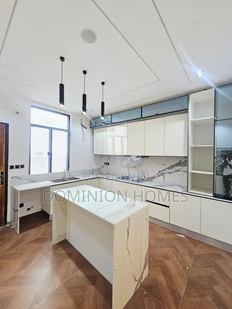 5bdrm Duplex in Chevron for sale
