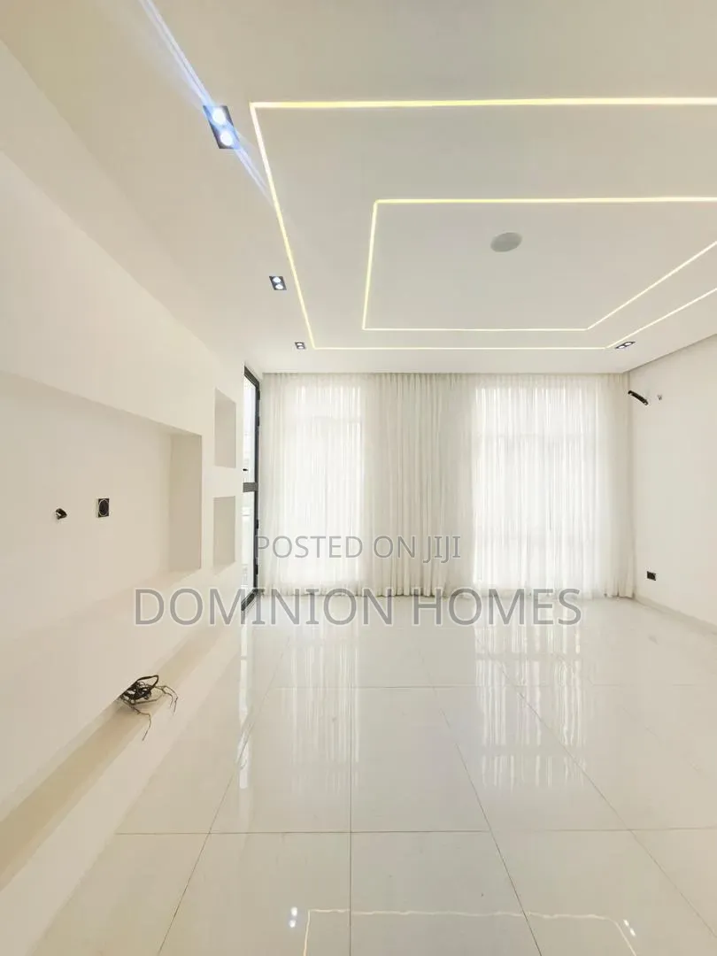 5bdrm Duplex in Chevron for sale