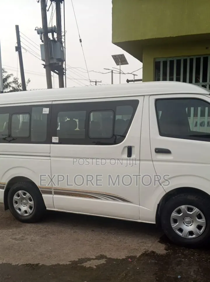 Toyota HiAce 2014 White