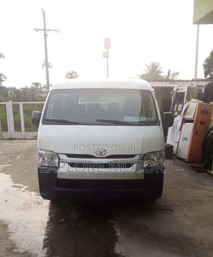 Toyota HiAce 2014 White
