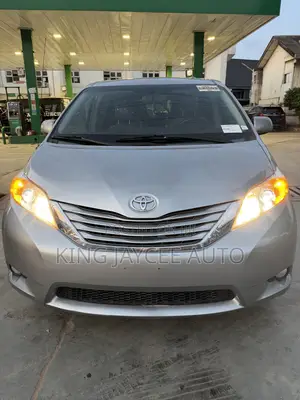 Toyota Sienna XLE AWD 7-Passenger 2013 Silver