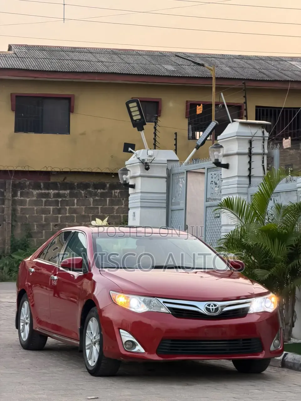 Toyota Camry XLE 4dr Sedan (2.5L 4cyl 6A) 2013 Red