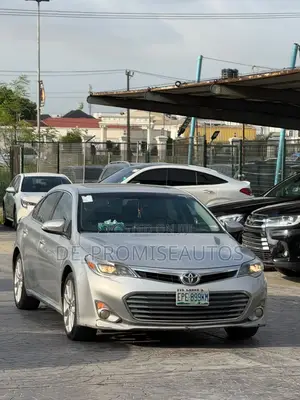 Toyota Avalon XLE Premium Sedan FWD (3.5L 6cyl 6A) 2013 Silver