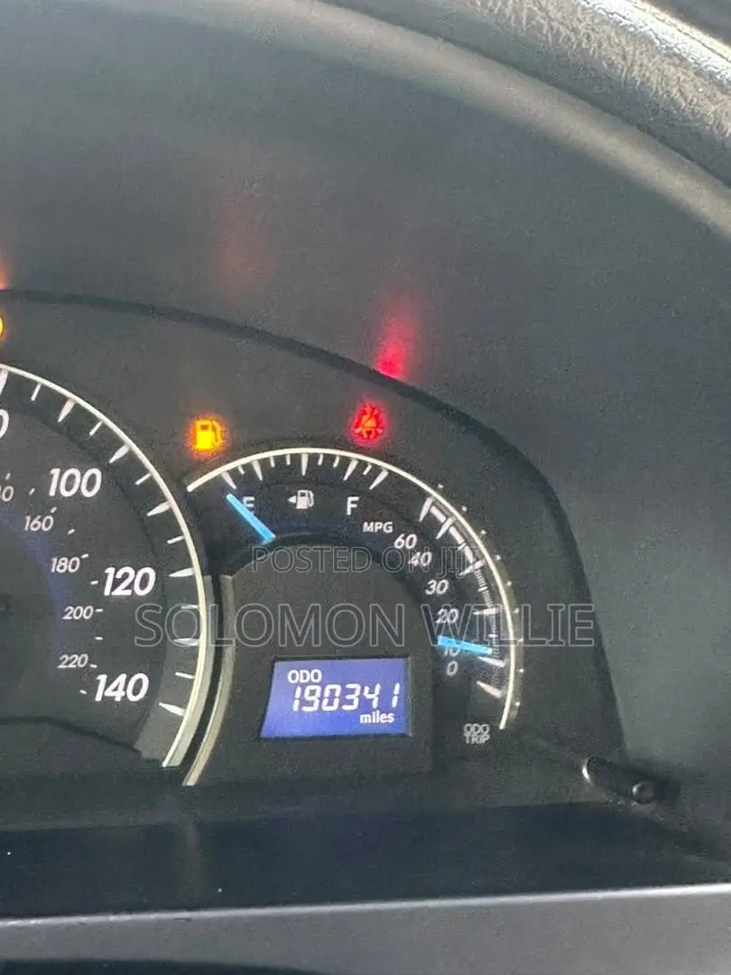 Toyota Camry XLE 4dr Sedan (2.5L 4cyl 6A) 2013 Gold