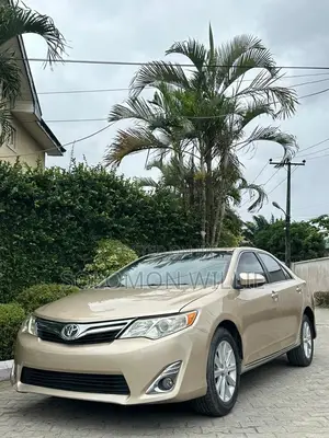 Toyota Camry XLE 4dr Sedan (2.5L 4cyl 6A) 2013 Gold