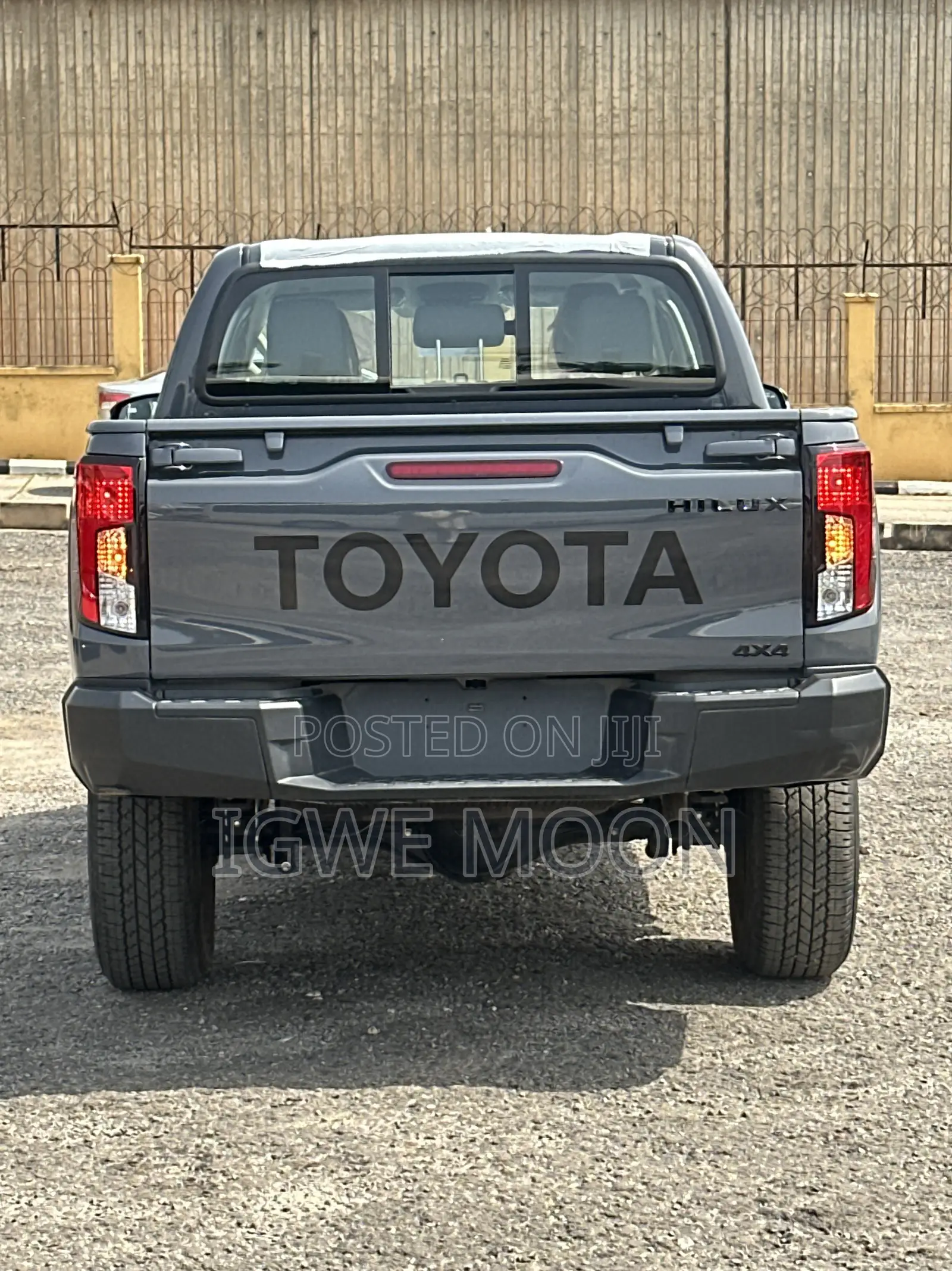 New Toyota Hilux High 2026 Gray