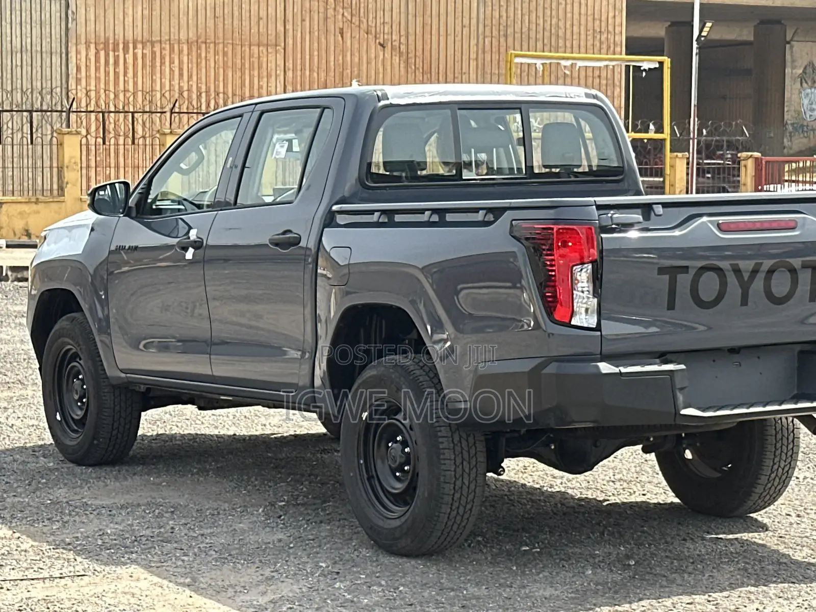 New Toyota Hilux High 2026 Gray
