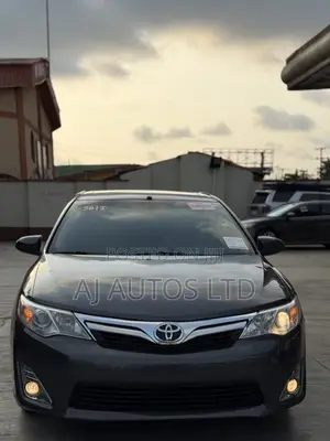 Toyota Camry XLE 4dr Sedan (2.5L 4cyl 6A) 2013 Gray