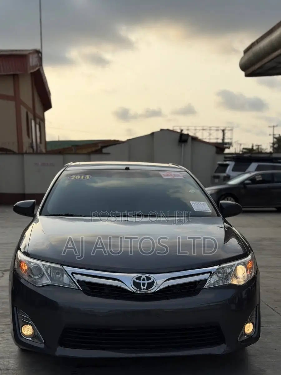Toyota Camry XLE 4dr Sedan (2.5L 4cyl 6A) 2013 Gray
