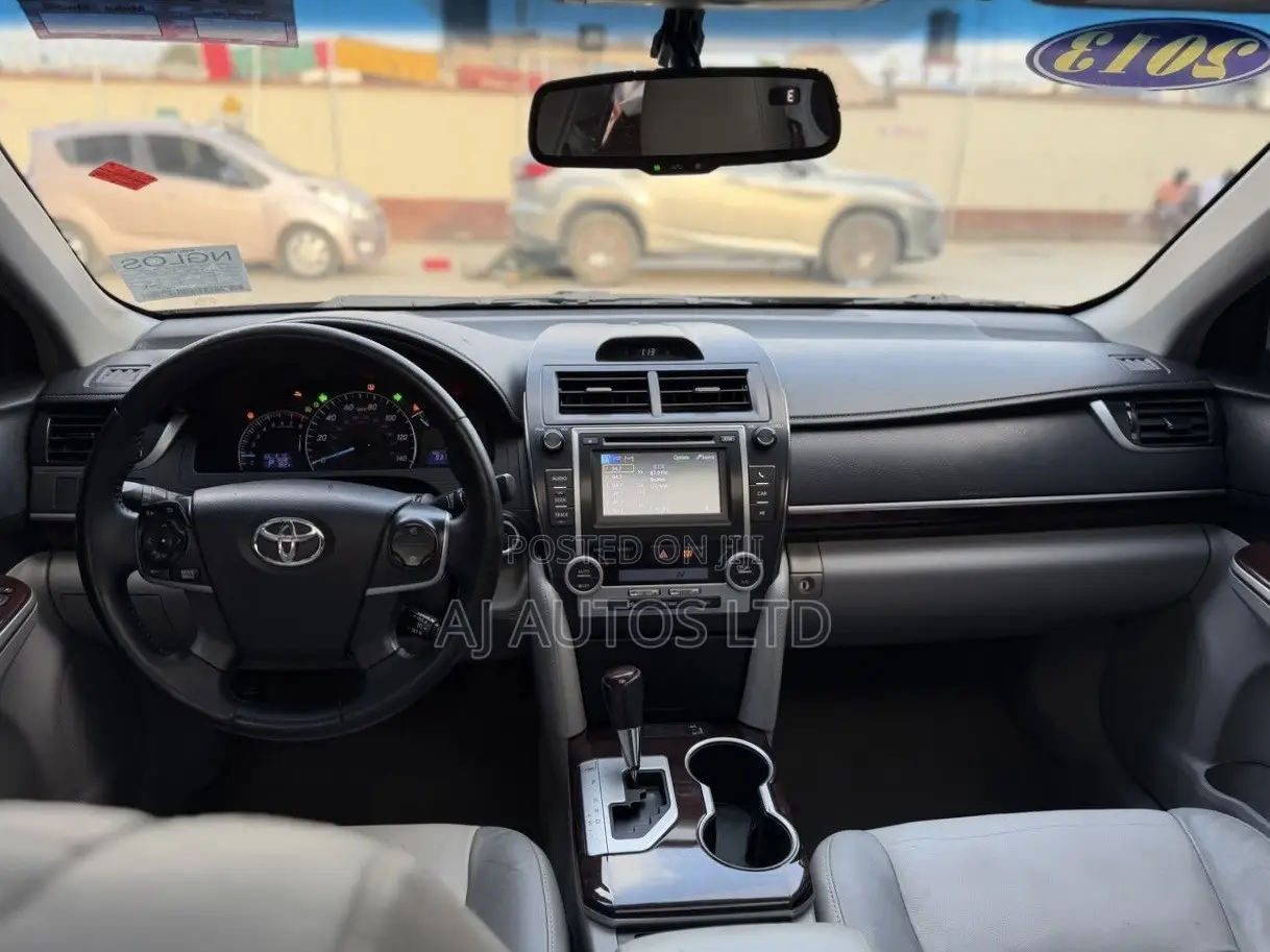 Toyota Camry XLE 4dr Sedan (2.5L 4cyl 6A) 2013 Gray