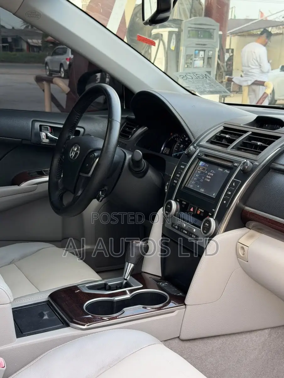 Toyota Camry XLE 4dr Sedan (2.5L 4cyl 6A) 2013 Gray