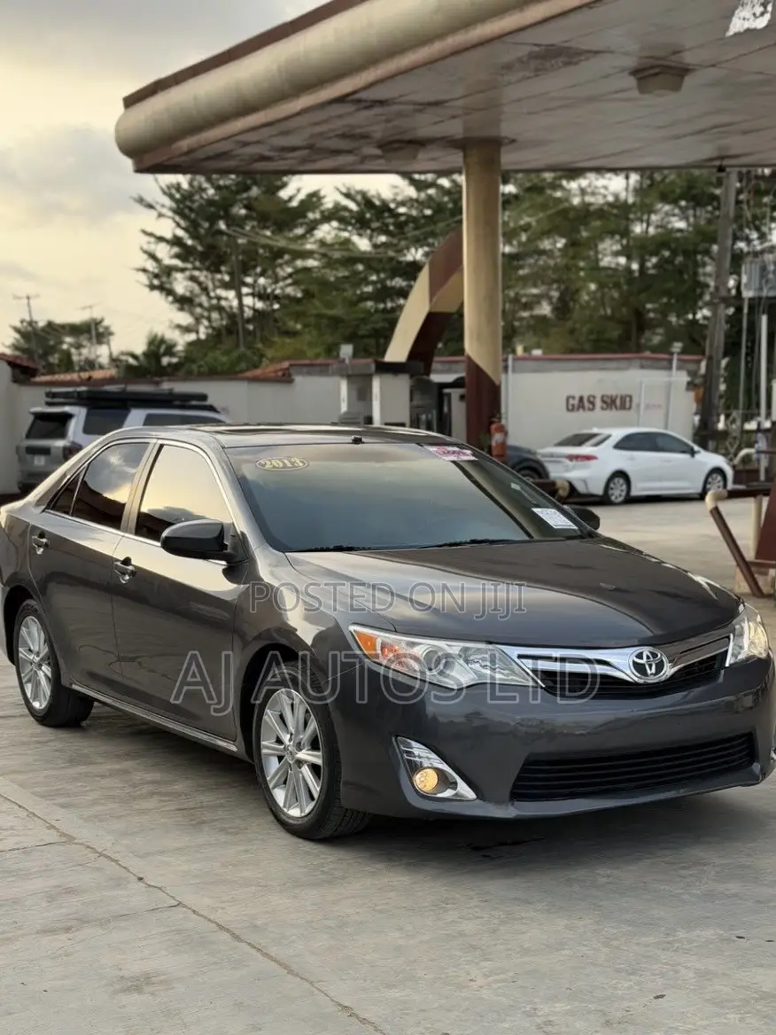 Toyota Camry XLE 4dr Sedan (2.5L 4cyl 6A) 2013 Gray