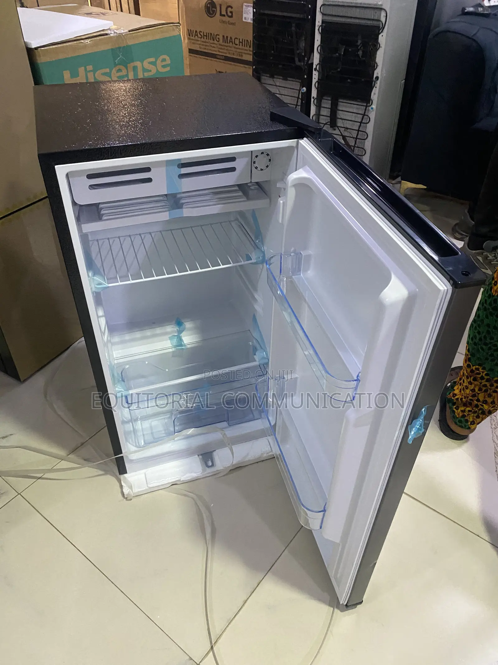 Royal RREF105BF 105L Small-Space Refrigeration Solution