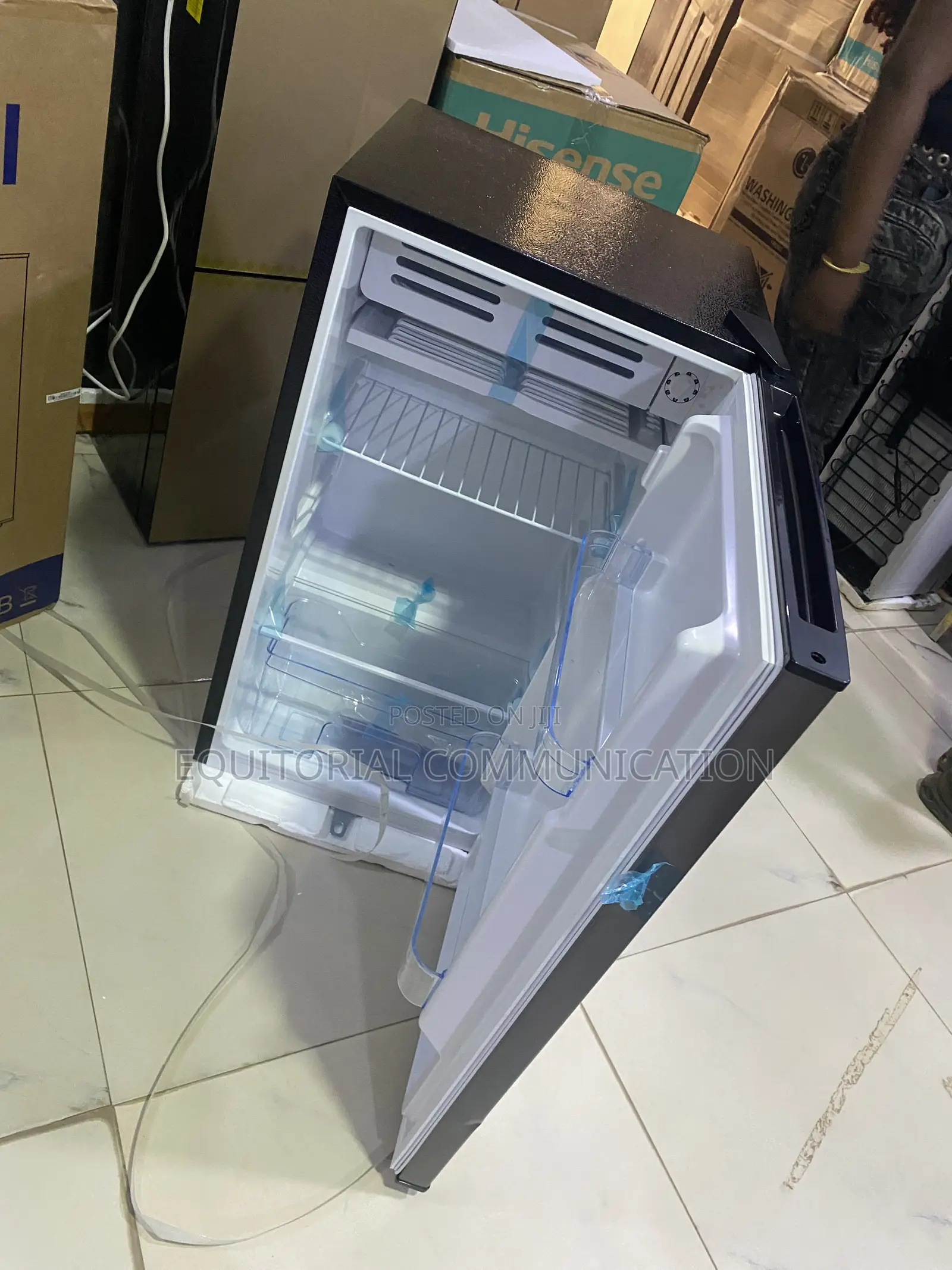 Royal RREF105BF 105L Fridge for Everyday Food Preservation