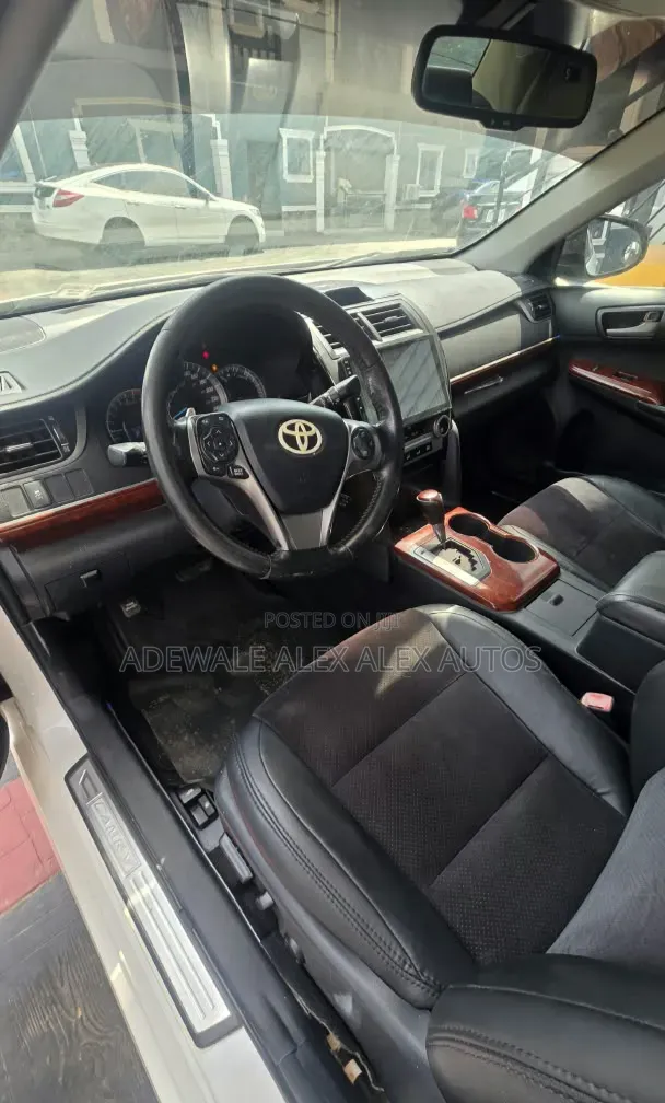 Toyota Camry SE 4dr Sedan (2.5L 4cyl 6A) 2014 White