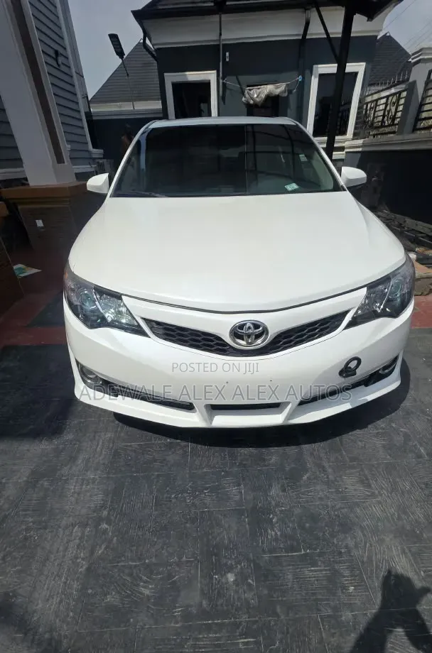 Toyota Camry SE 4dr Sedan (2.5L 4cyl 6A) 2014 White