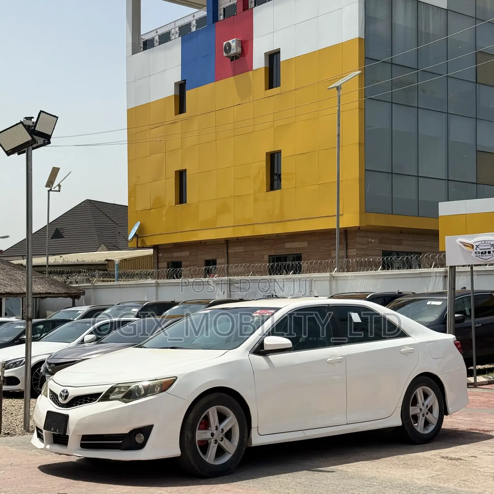 Toyota Camry SE 4dr Sedan (2.5L 4cyl 6A) 2013 White