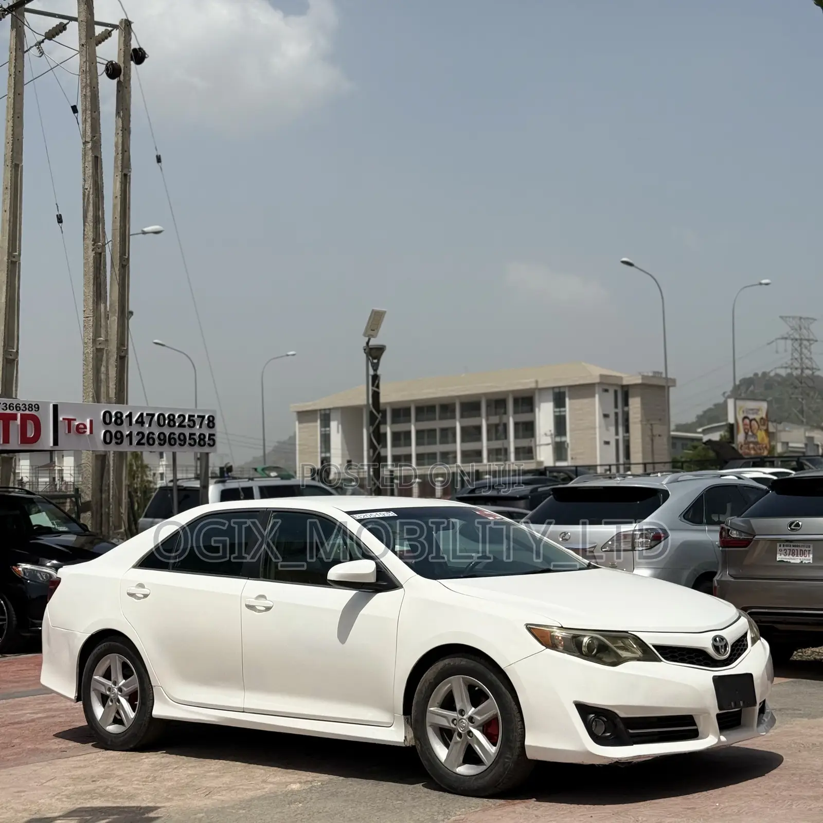 Toyota Camry SE 4dr Sedan (2.5L 4cyl 6A) 2013 White