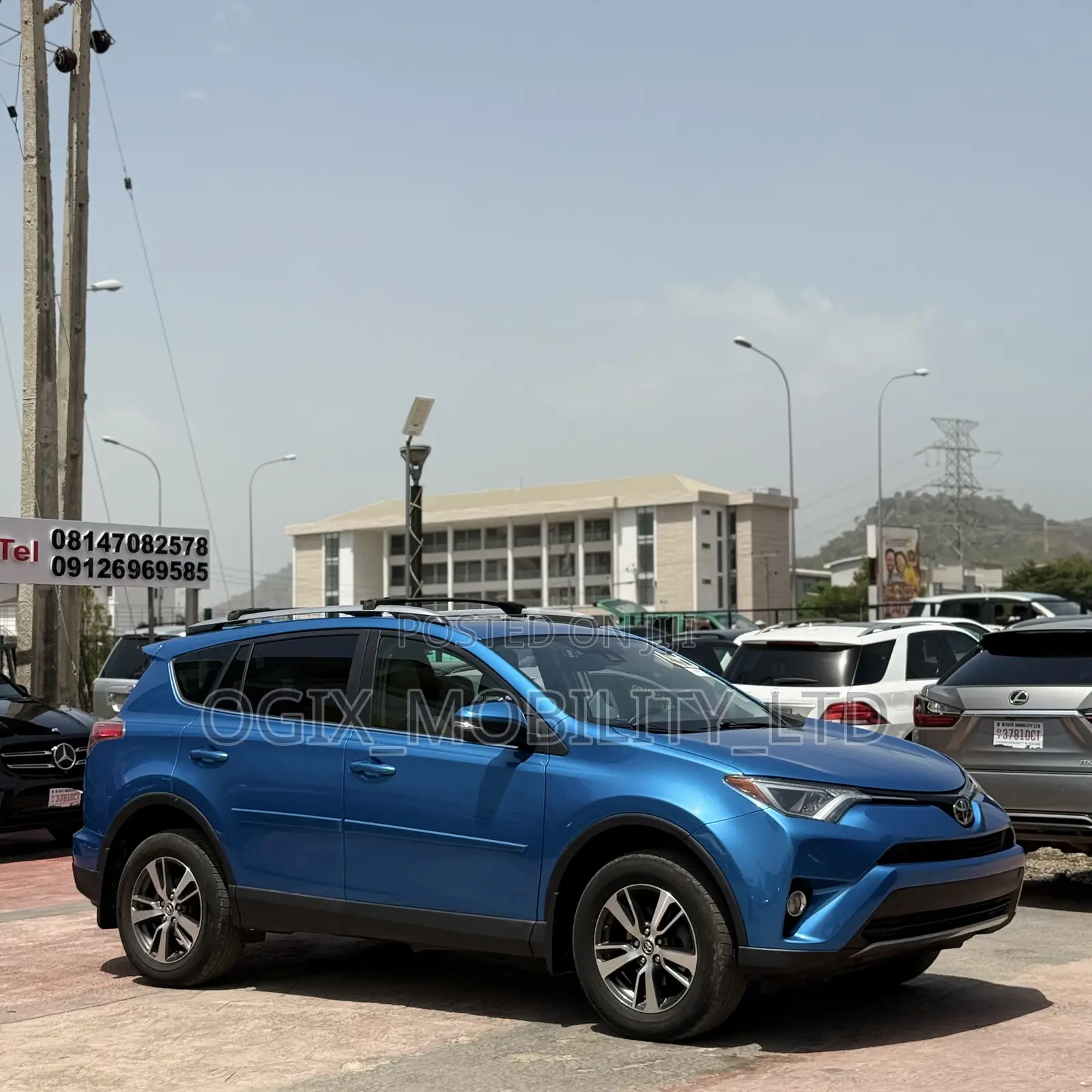 Toyota RAV4 XLE 4dr SUV (2.5L 4cyl 6A) 2018 Blue