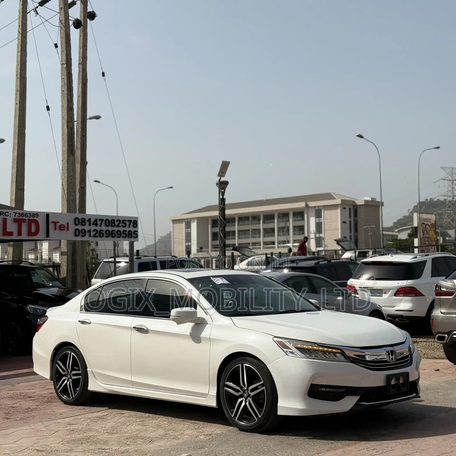 Honda Accord Touring 4dr Sedan FWD (3.5L 6cyl 6A) 2016 White